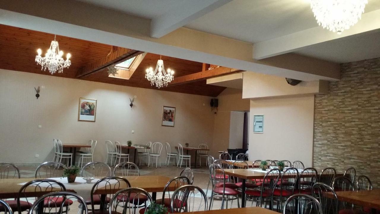 Gosciniec Ella Inn Lipniki Lipniki  Ngoại thất bức ảnh